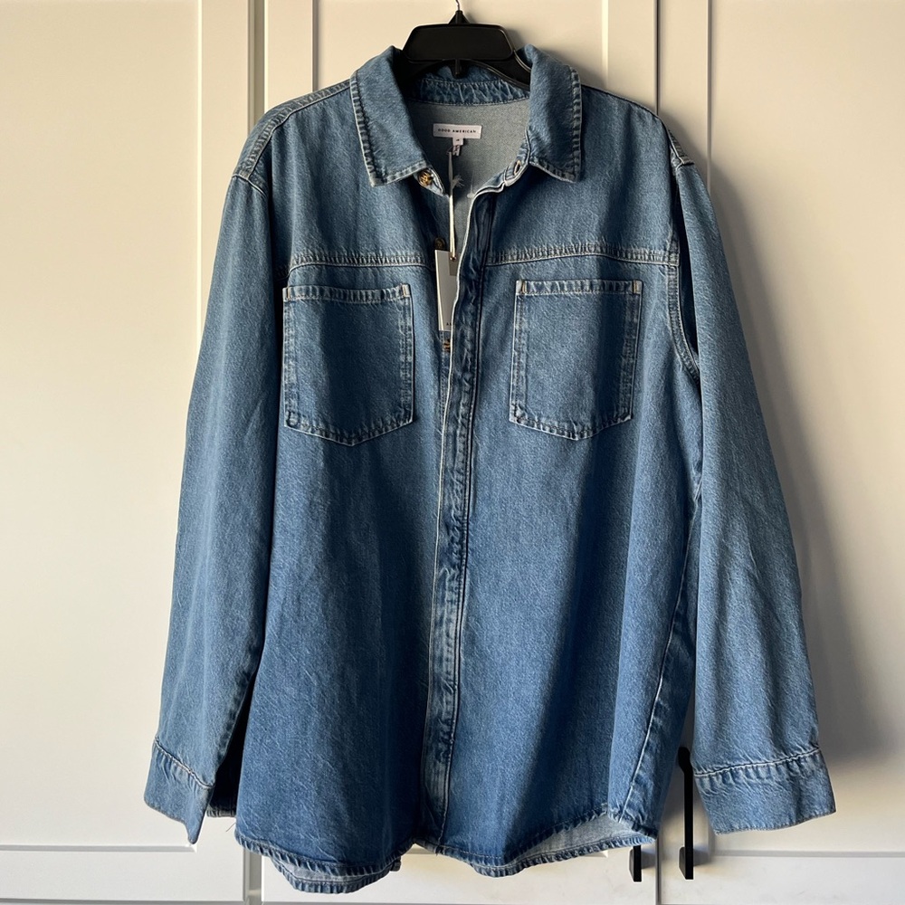 GOOD AMERICAN Split Back Button Down
